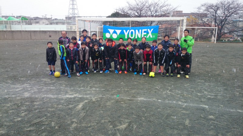 舘小学校サッカーー部の選手達と記念撮影